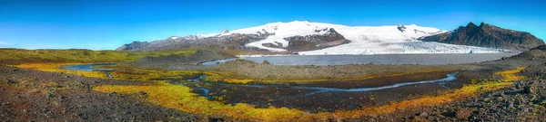 Panoramautsikt över Fjallsarlon Glacier Lagoon och färg mossa på — Stockfoto