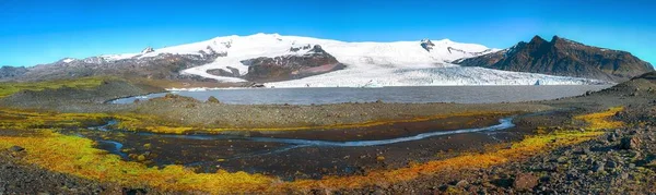 Vista panoramica della laguna del ghiacciaio di Fjallsarlon e del muschio di colore a — Foto Stock