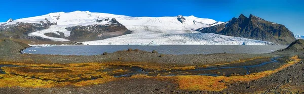 Panoramisch uitzicht op de Gletsjerlagune Fjallsarlon en kleur mos bij — Stockfoto