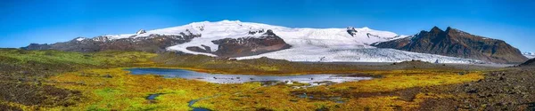 Panoramautsikt över Fjallsarlon Glacier Lagoon och färg mossa på — Stockfoto