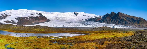 Panoramautsikt över Fjallsarlon Glacier Lagoon och färg mossa på — Stockfoto