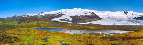 Panoramautsikt över Fjallsarlon Glacier Lagoon och färg mossa på — Stockfoto