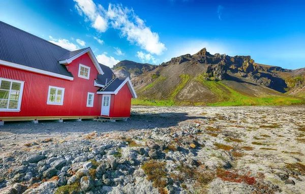 산의 배경에 매력적인 소박한 시골 집 — 스톡 사진