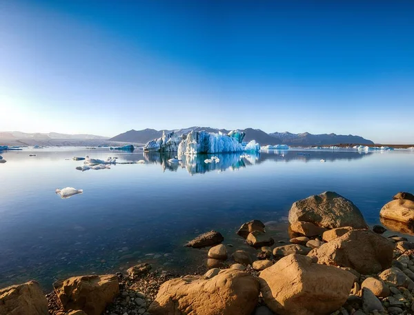 Fantásticos icebergs flotantes en la laguna glaciar de Jokulsarlon . —  Fotos de Stock