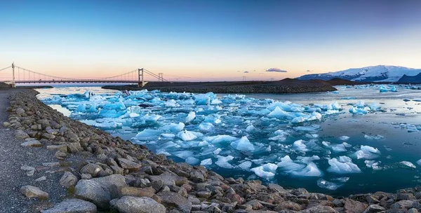Gyönyörű táj úszó jéghegyek Jokulsarlon glaci — Stock Fotó