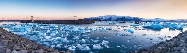 Gyönyörű táj úszó jéghegyek Jokulsarlon glaci — Stock Fotó