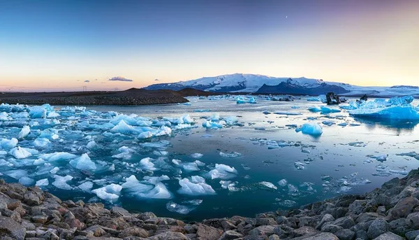 Jokulsarlon buzul yüzen buzdağları ile Beautifull manzara — Stok fotoğraf