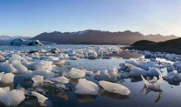 Gyönyörű táj úszó jéghegyek Jokulsarlon glaci — Stock Fotó