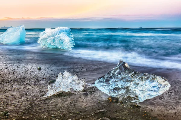Increíbles piezas del brillo del iceberg en la famosa playa del diamante —  Fotos de Stock
