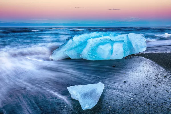 Pezzi incredibili dell'iceberg brillano sulla famosa Diamond Beach — Foto Stock