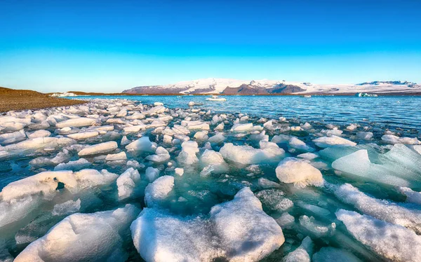Beau paysage avec des icebergs flottants dans le glaci Jokulsarlon — Photo