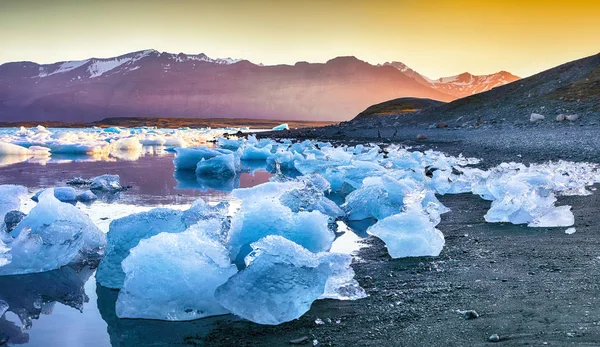 Gyönyörű táj úszó jéghegyek Jokulsarlon glaci — Stock Fotó