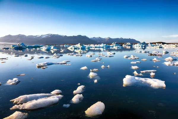 Fantastiques icebergs flottants dans la lagune du glacier Jokulsarlon . — Photo