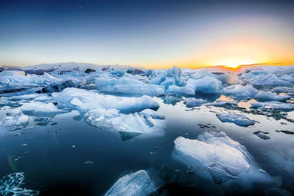 Beau paysage avec des icebergs flottants dans le glaci Jokulsarlon — Photo