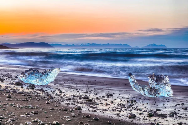 Neuvěřitelné kousky ledovce jiskřící na slavné diamantové pláži — Stock fotografie