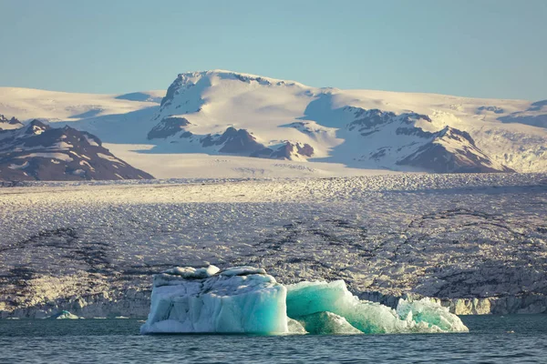 Fantastische drijvende ijsbergen in de gletsjerlagune Jokulsarlon. — Stockfoto