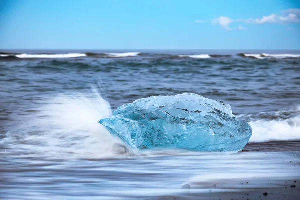 Increíbles piezas del brillo del iceberg en la famosa playa del diamante —  Fotos de Stock