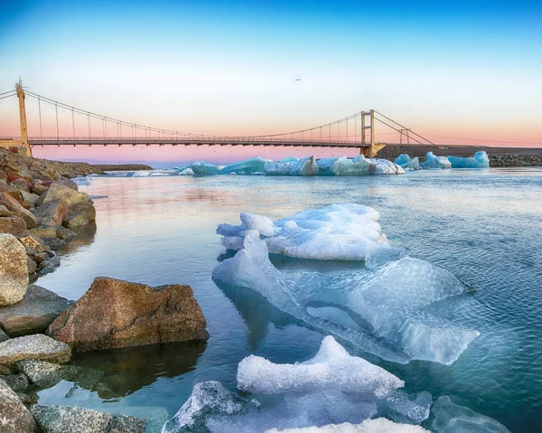 Krása celé krajiny s plovoucími ledovci v Jokulsarlonské glaci — Stock fotografie