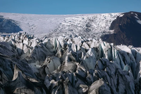 Niesamowity widok Skaftafellsjokull lodowcowy język i wulkaniczny mo — Zdjęcie stockowe