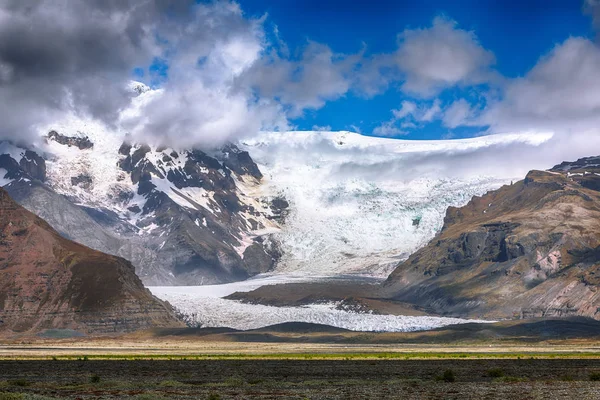 斯维纳费尔斯冰川舌和火山木的惊人景色 — 图库照片