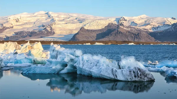 Wunderschöne Landschaft mit schwimmenden Eisbergen in jokulsarlon glaci — Stockfoto