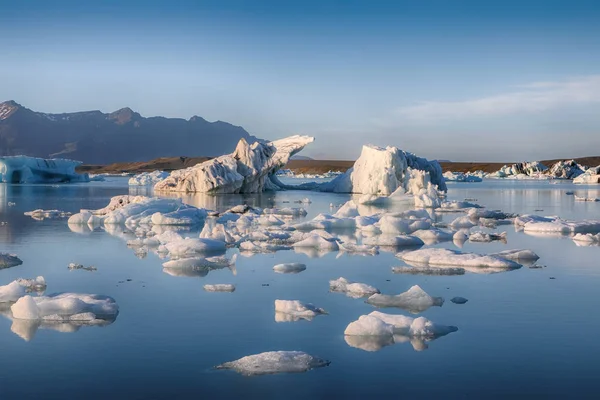 Fantastici iceberg galleggianti nella laguna del ghiacciaio di Jokulsarlon . — Foto Stock