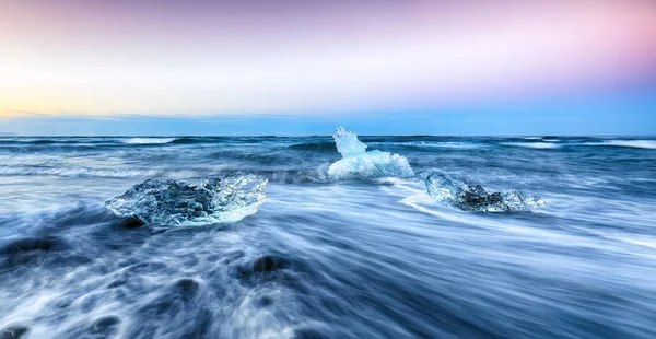 Невероятные кусочки айсберга сверкают на знаменитом Даймонд Бич — стоковое фото