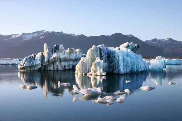 Fantastici iceberg galleggianti nella laguna del ghiacciaio di Jokulsarlon . — Foto Stock