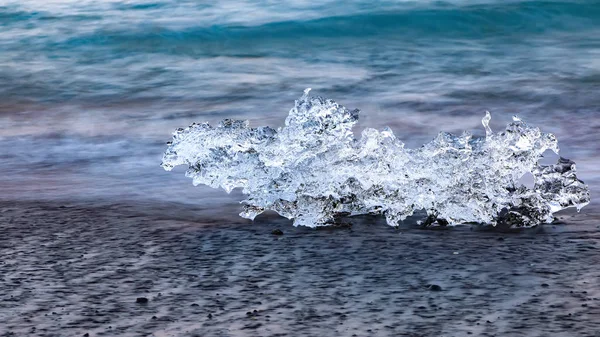 Ongelooflijke stukken van de ijsberg Sparkle op beroemde Diamond Beach — Stockfoto