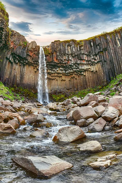 Incredibile vista della cascata Svartifoss con colonne di basalto su Sout — Foto Stock