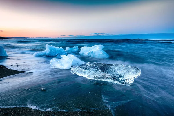 Niesamowite kawałki góry lodowej błyszczą na słynnej Diamond Beach — Zdjęcie stockowe