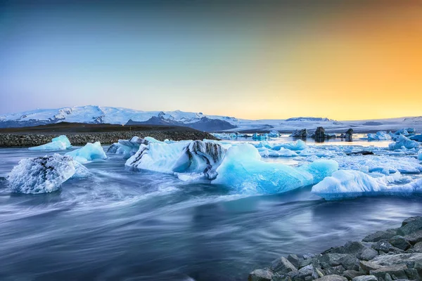 Krása celé krajiny s plovoucími ledovci v Jokulsarlonské glaci — Stock fotografie