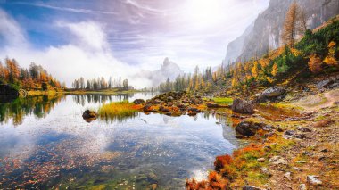 Muhteşem sonbahar manzarası. Sabahın erken saatlerinde Federa Gölü manzarası