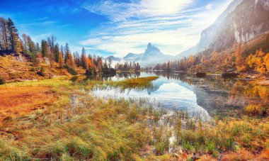 Muhteşem sonbahar manzarası. Sabahın erken saatlerinde Federa Gölü manzarası