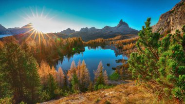 Federa Gölü 'nün Dolomitlerdeki muhteşem hava manzarası. 