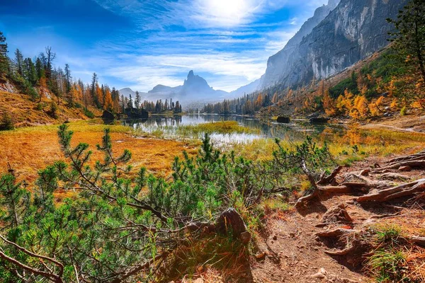 Fantastic autumn landscape. View on Federa Lake early in the mor — Stock Photo, Image