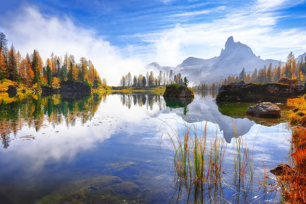 Fantástica paisagem de outono. Vista sobre Federa Lake no início do mor — Fotografia de Stock