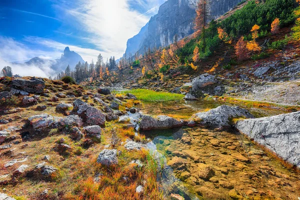 Muhteşem sonbahar manzarası. Sabahın erken saatlerinde Federa Gölü manzarası