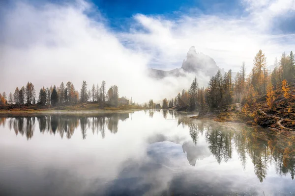 Dramatische neblige Herbstlandschaft. Blick auf den Födera-See am frühen Morgen — Stockfoto