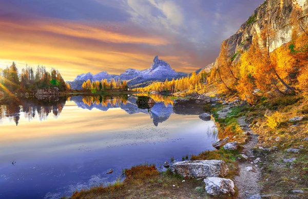 Wunderschöner Herbstblick auf den Federsee in den Dolomiten — Stockfoto