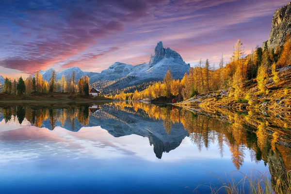 Wunderschöner Herbstblick auf den Federsee in den Dolomiten bei Sonnenuntergang — Stockfoto