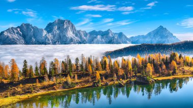 Federa Gölü 'nün Dolomitlerdeki muhteşem hava manzarası. 