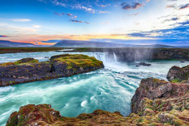 Güçlü Godafoss şelalesinin fantastik günbatımı sahnesi.