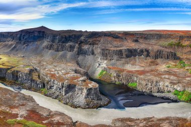 Hafragilsfoss Şelalesinin yanındaki kanyonun muhteşem manzarası.