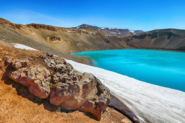 Krafla jeotermal bölgesindeki ünlü krater Viti 'nin muhteşem manzarası