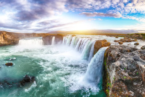 Incredibile scena paesaggistica della potente cascata Godafoss . — Foto Stock