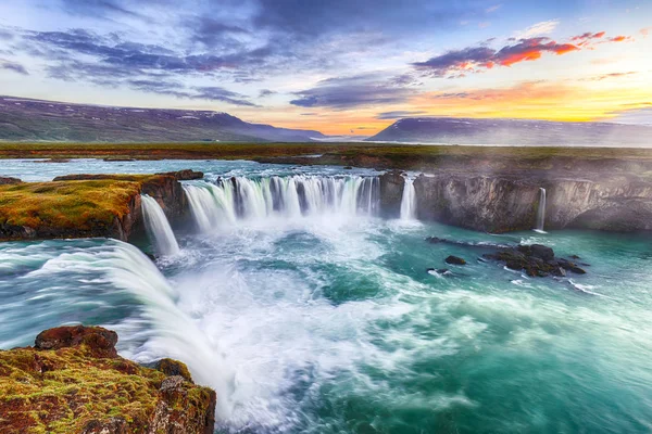 Güçlü Godafoss şelalesinin fantastik günbatımı sahnesi.