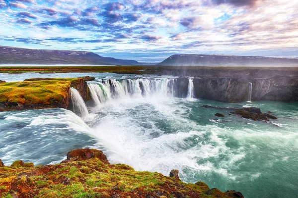 Fantastisk solnedgång scen av kraftfulla Godafoss vattenfall. — Stockfoto