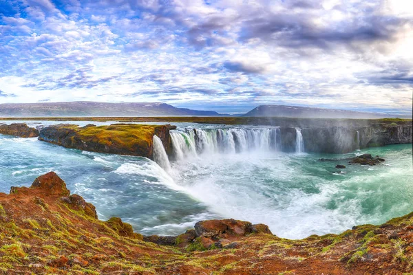 Fantastische Szene bei Sonnenuntergang mit mächtigem godafoss Wasserfall. — Stockfoto