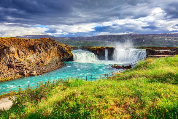 Neuvěřitelná krajinná scéna mocného vodopádu Godafoss. — Stock fotografie